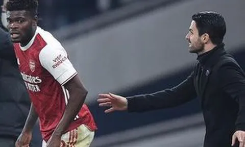Cầu thủ đau đớn xin thay người, HLV Arsenal tức giận đẩy trở lại sân